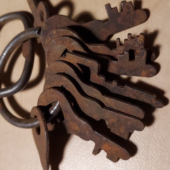 Antique Skeleton Keys On Ring Rusty Many Types - Picture 5 of 7
